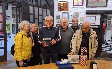 Yves Jouanny con el trofeo conmemorativo (realizado por Mauro Biamonti), entregado en 2024 con motivo de los 60 años de La Remise. Núria Oliver, Lola Márquez, Yves Jouanny, Joan Al, Josep Sánchez, Josep Esteller (EPD) (Foto: Archivo Joan Al)